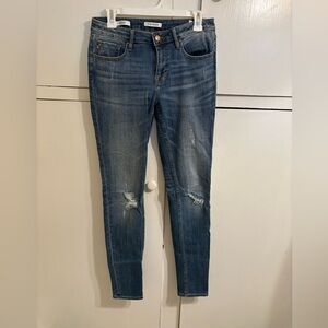 Vigoss Jagger Skinny jeans, med light wash, distressed style, size 28.